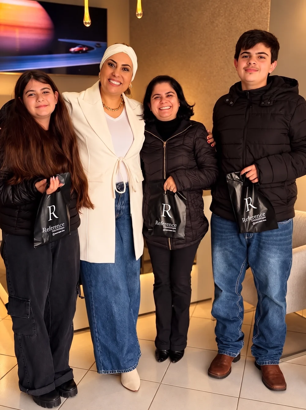 Dra. Márcia Viscardi com uma família de pacientes na recepção da Reference