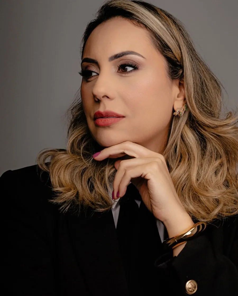 Retrato da Dra. Márcia Viscardi, de blazer escuro