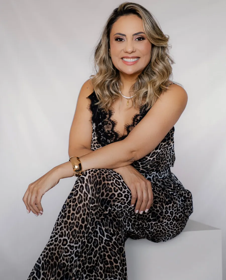 Dra. Márcia Viscardi sorrindo, sentada