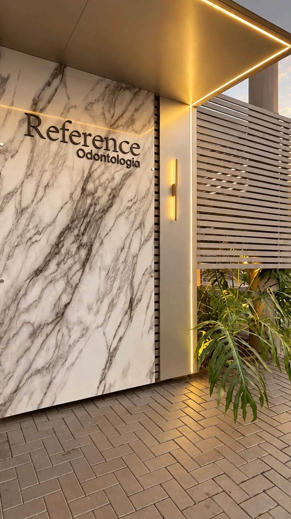 Painel de mármore com o letreiro Reference Odontologia