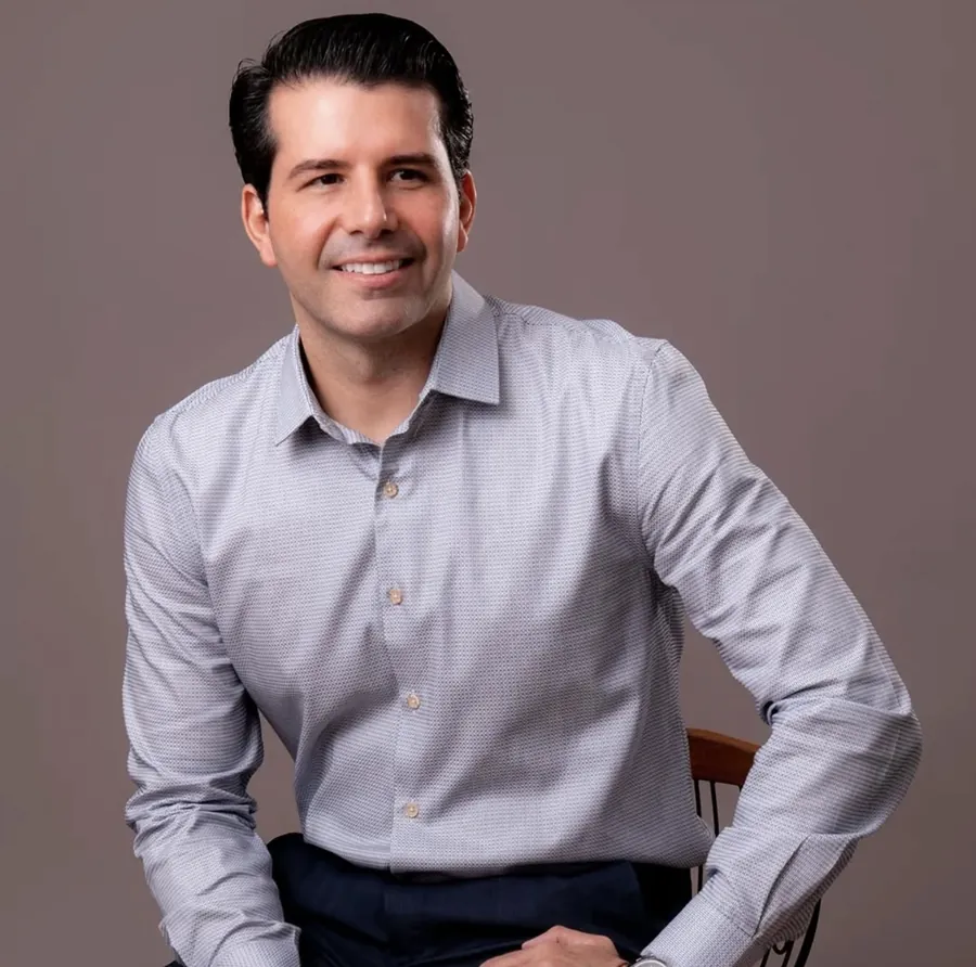 Dr. André Maciel, sócio da Reference Odontologia, de camisa clara
